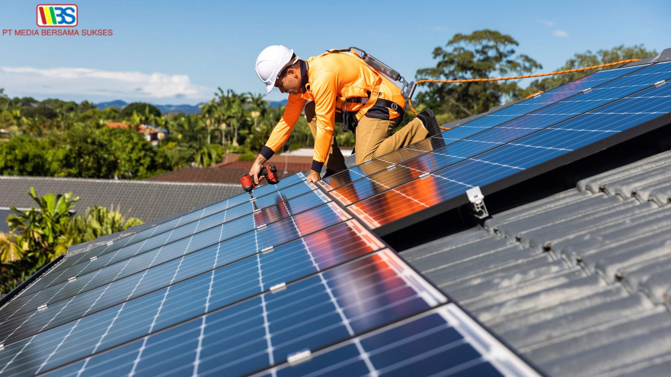 Pemasangan panel Surya